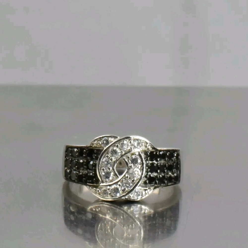Sterling silver stunning ring size 8.25.       E10